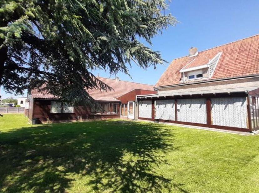 Deze alleenstaande woning te Bredene op 1263m² met MAGAZIJN ca.500m² is de ideale aankoop voor een zelfstandige en omvat o.a. op het GELIJKVLOERS: Ink